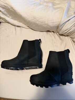 NWOB Sorel. Women’s Black Chelsea Wedge Boot - Sleek Ankle Rain Boot